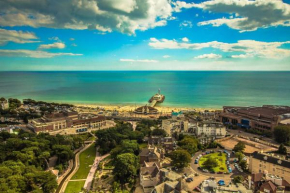 Bournemouth Beachside Retreat 3 Bedroom 3 Bathroom Seaside B&B with Parking